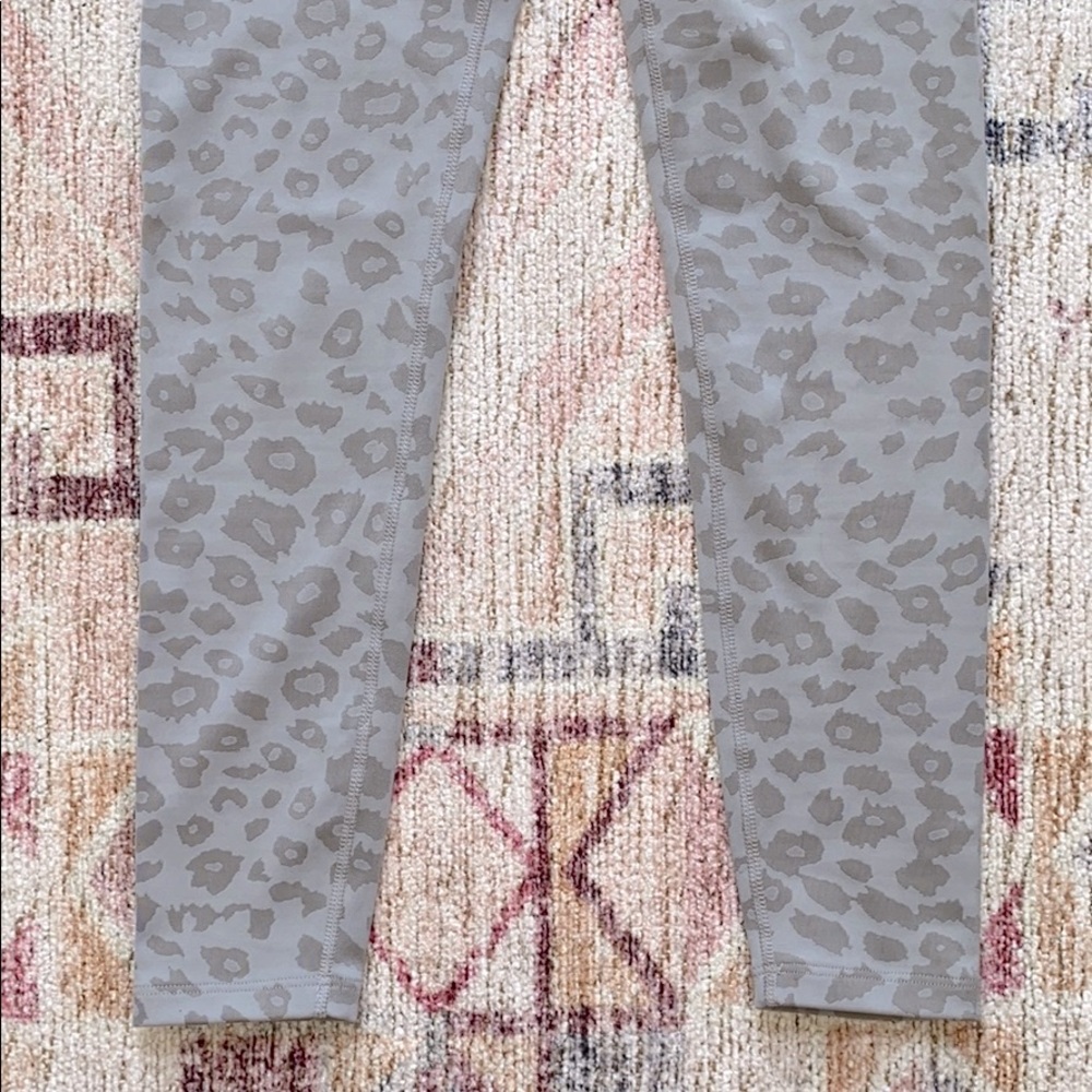 SOLD❌❌❌Beyond Yoga Jacquard Leopard High Rise Legging - Picture 2 of 7